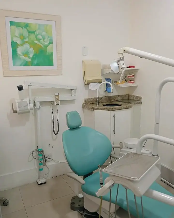 Consultório odontológico equipado, ambiente limpo e iluminado