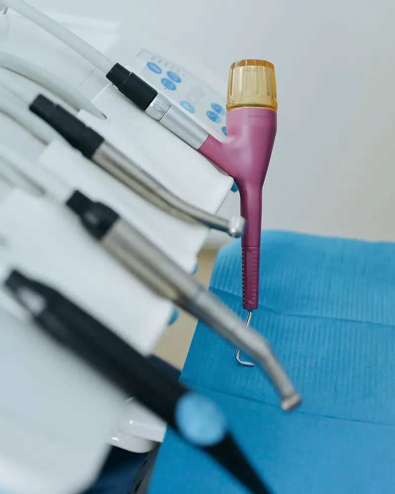 Close de instrumentos odontológicos e equipamento na bandeja do consultório